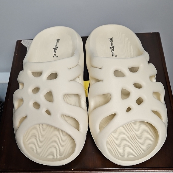 Cream  Or White Slip-On Sandals Similar To Crocs - Picture 1 of 4